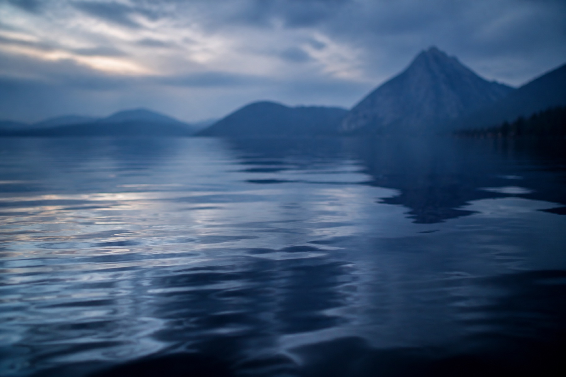 Traunsee in ruhigen Blautönen